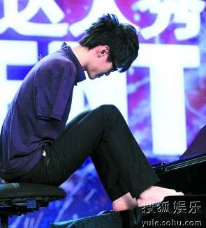 刘伟用脚趾弹《致爱丽丝》时,场内格外安静