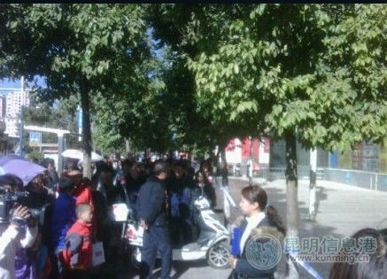 现场被疏散出来的人群 记者合宇聪/摄 来源：昆明信息港