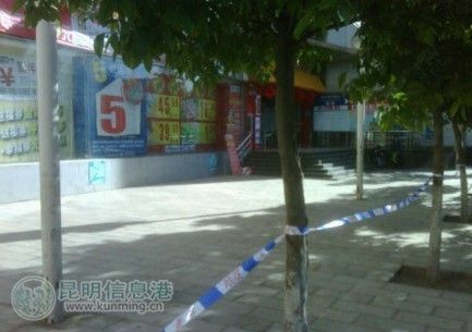 警方对家乐福门口路段进行了交通管制 记者合宇聪/摄 来源:昆明信息港