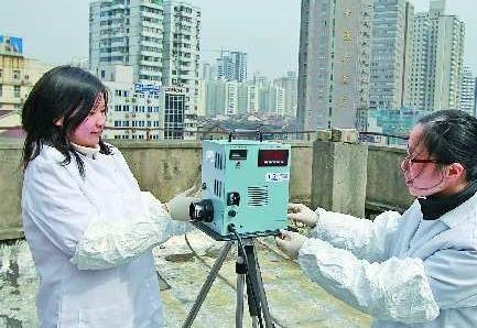 3月15日，上海市辐射环境监督站工作人员在操作气碘采样器。该仪器可准确判断空气中是否含有放射性碘。新华社发