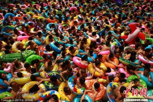2011年8月14日，数万游客在位于四川省遂宁市大英县的中国死海室内漂浮池内冲浪，乐享酷暑水中的清凉。入夏以来，中国死海迎来了近百万游客前来亲水消暑度夏。钟敏 摄 CFP视觉中国